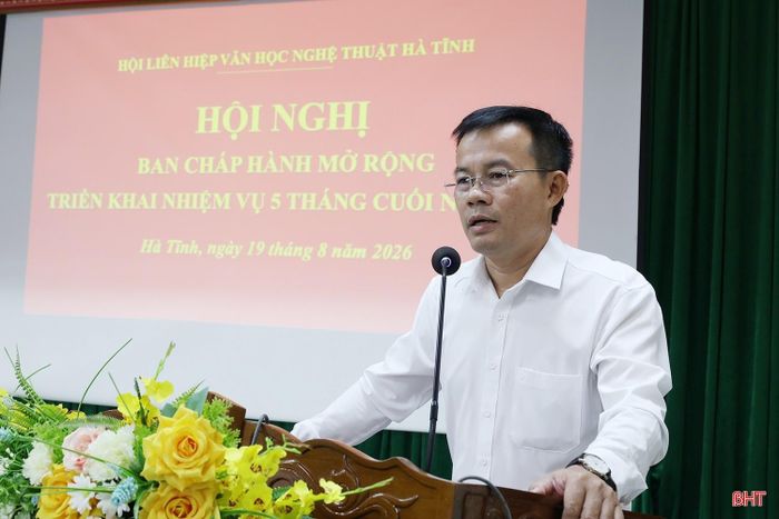Chủ tịch Hội Liên hiệp Văn học nghệ thuật Hà Tĩnh Nguyễn Tùng Lĩnh báo cáo kết quả nổi bật của Hội trong 7 tháng năm 2026.
