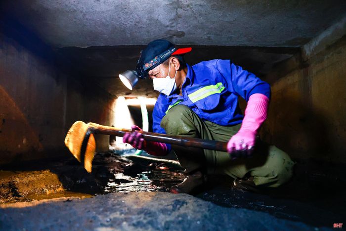 Anh Khánh gắn bó với công việc nạo vét bùn dưới cống ngầm gần 8 năm.