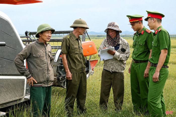 Công an các xã, phường phối hợp với UBND cấp xã quản lý chặt chẽ hoạt động dịch vụ máy gặt, giá thuê máy gặt, không để tình trạng nâng giá, ép giá bất hợp lý, đảm bảo an toàn giao thông, an ninh trật tự trên địa bàn và tại các điểm thu hoạch lúa vụ hè thu năm 2026.