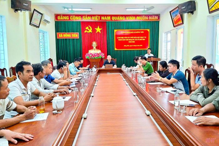  Xã Đồng Tiến tổ chức làm việc với các thôn và chủ máy gặt, máy làm đất trên địa bàn nhằm thống nhất phương án hoạt động, mức giá dịch vụ. Ảnh: Fanpage Thông tin xã Đồng Tiến. 