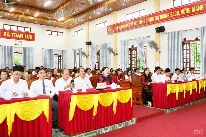 Các đại biểu tham dự buổi lễ.