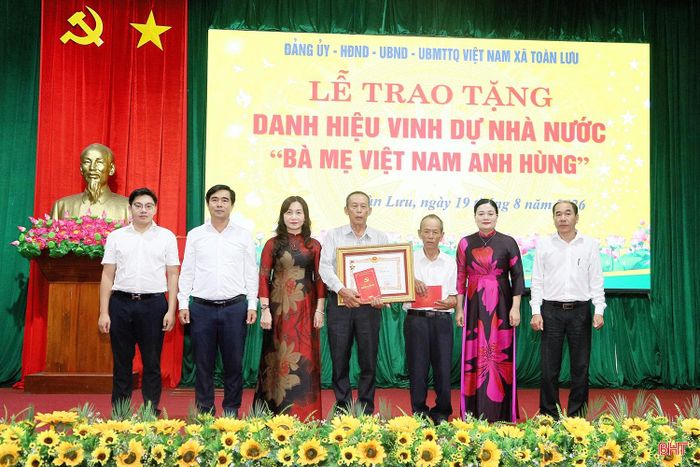 Đại diện Đảng ủy Các cơ quan Đảng tỉnh, Sở Nội vụ và địa phương trao danh hiệu vinh dự Nhà nước “Bà mẹ Việt Nam Anh hùng” của mẹ Nguyễn Thị Nhì cho thân nhân gia đình.