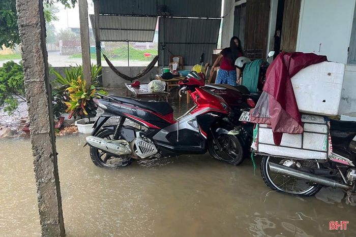Nước tràn vào nhà dân ở xã Thiên Cầm.