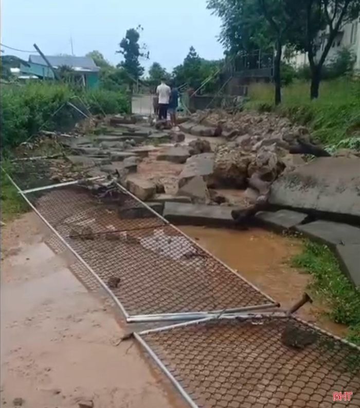 Tường rào của Trường Tiểu học Kỳ Xuân bị đổ do mưa gió.