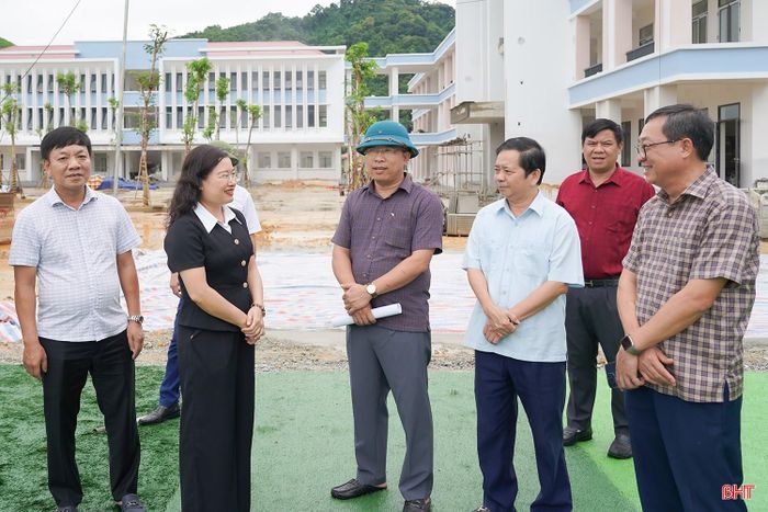 Phó Chủ tịch UBND tỉnh Nguyễn Thị Nguyệt kiểm tra tiến độ xây dựng, các điều kiện vận hành và tổ chức khai giảng ở Trường Phổ thông nội trú liên cấp TH&THCS Sơn Kim 1.