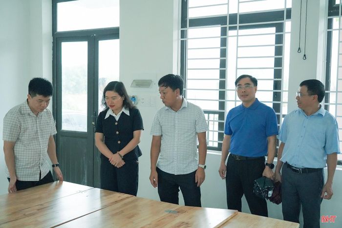 Phó Chủ tịch UBND tỉnh Nguyễn Thị Nguyệt kiểm tra tại Trường Phổ thông nội trú liên cấp TH&THCS Hương Khê.