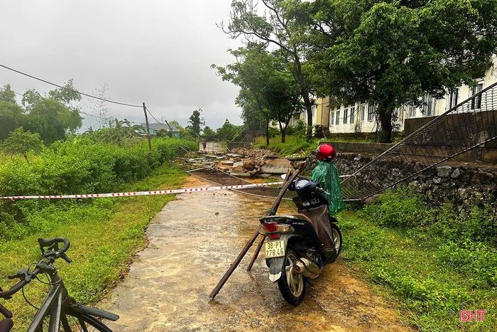 30m hàng rào ở Trường Tiểu học Kỳ Xuân bị đổ, ngã do mưa lớn.