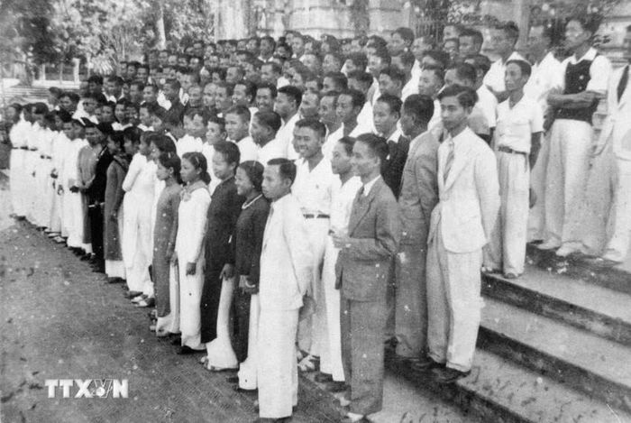 Thông qua các đoàn thể cứu quốc, Mặt trận Việt Minh đã tuyên truyền, vận động quần chúng tự nguyện và hăng hái tham gia các phong trào sản xuất, cứu đói, hũ gạo tiết kiệm, tuần lễ vàng, bình dân học vụ... nhằm phát huy tinh thần yêu nước của Nhân dân để vượt qua những khó khăn về kinh tế, tài chính. Trong ảnh: Hàng nghìn thanh niên, học sinh, sinh viên thủ đô tình nguyện về nông thôn xóa nạn mù chữ (8/9/1945). (Ảnh: TTXVN)
