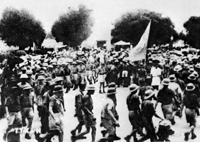 Ngày 14/8/1945, Tổng bộ Việt Minh ra Lời hiệu triệu quốc dân đồng bào nêu rõ: “Phát xít Nhật đã đầu hàng Đồng Minh, quân đồng minh sắp vào Đông Dương, giờ Tổng khởi nghĩa đã điểm. Trước cơ hội có một không hai, toàn thể dân tộc ta phải đem hết lực lượng, dùng hết can đảm, bao quanh đạo quân Giải phóng Việt Nam, mang xương máu ra đánh đuổi giặc Nhật, đổi lấy tự do, hạnh phúc cho nhân dân”. Trong ảnh: Ngày 14/8/1945, đội du kích Ba Tơ tiến về thị xã Quảng Ngãi, cùng nhân dân khởi nghĩa giành chính quyền. (Ảnh: TTXVN)