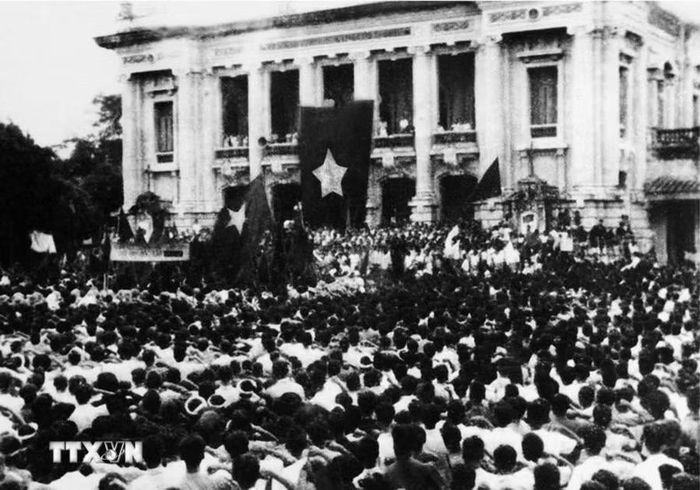 Ngày 19/8/1945, hàng chục vạn người dân ở Hà Nội và các tỉnh lân cận theo các ngả đường kéo về quảng trường Nhà hát Lớn Hà Nội dự cuộc míttinh lớn chưa từng có của quần chúng cách mạng, hưởng ứng cuộc Tổng khởi nghĩa giành chính quyền. (Ảnh: Tư liệu TTXVN)
