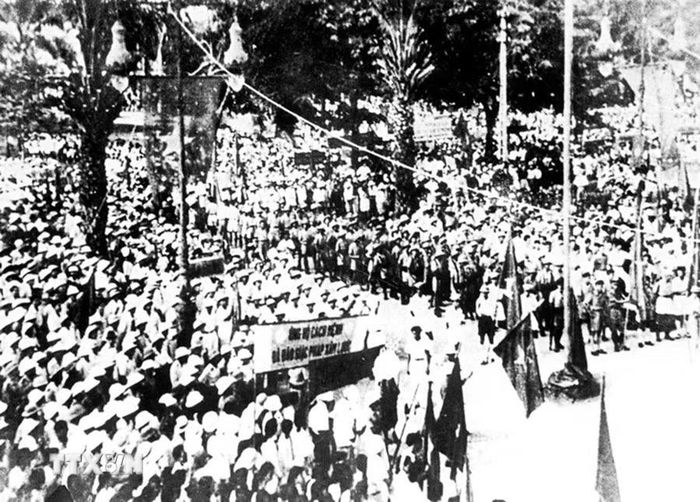 Nhân dân Sài Gòn khởi nghĩa giành chính quyền trong Cách mạng Tháng Tám năm 1945. (Ảnh: Tư liệu TTXVN)
