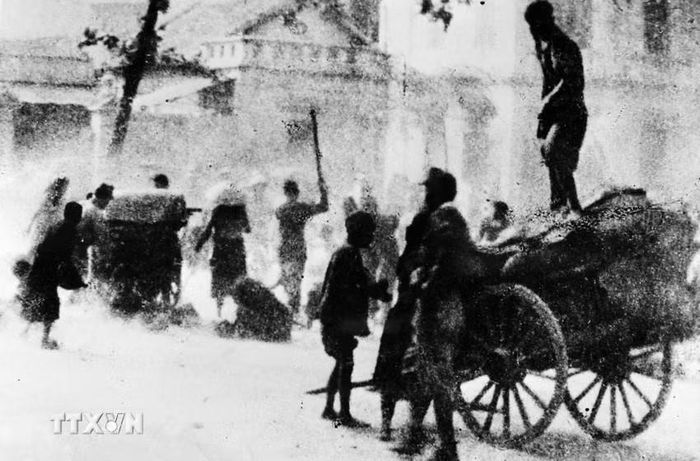 Ngày 09/3/1945, Nhật đảo chính Pháp, độc chiếm Đông Dương, Ban Thường vụ Trung ương Đảng ra chỉ thị “Nhật - Pháp bắn nhau và hành động của chúng ta”. Thực hiện Chỉ thị, một cao trào cách mạng đã xuất hiện ở nhiều nơi; khu giải phóng Việt Bắc gồm 6 tỉnh được thành lập kêu gọi đồng bào dũng cảm tiến lên dưới ngọn cờ của Việt Minh hãy “đem sức ta mà tự giải phóng cho ta”. Trong ảnh: Nhân dân ở nhiều địa phương nổi dậy đánh chiếm kho thóc Nhật để cứu đói. (Ảnh: TTXVN)