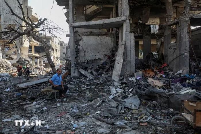 Cảnh đổ nát sau cuộc không kích của Israel tại trại tị nạn Al-Shati, Gaza, ngày 30/7/2026. (Ảnh: THX/TTXVN phát)