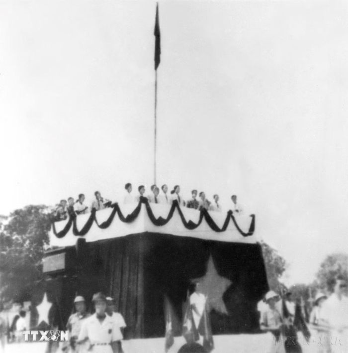 Ngày 2/9/1945, tại Quảng trường Ba Đình - Hà Nội, Chủ tịch Hồ Chí Minh đọc “Tuyên ngôn Độc lập”, tuyên bố sự ra đời của nước Việt Nam Dân chủ Cộng hòa - Nhà nước dân chủ nhân dân đầu tiên ở Đông Nam Á. (Ảnh: TTXVN)
