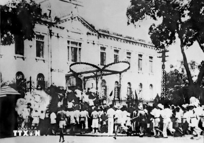 Quần chúng cách mạng và tự vệ chiếm Phủ Khâm sai (Bắc Bộ phủ), ngày 19/8/1945. Cách mạng Tháng Tám thành công tại Hà Nội. (Ảnh: Tư liệu TTXVN)
