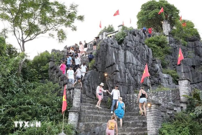 Du khách tham quan Hang Múa - điểm du lịch nằm trong vùng lõi Quần thể danh thắng Tràng An, Ninh Bình. (Ảnh: Đức Phương/TTXVN)