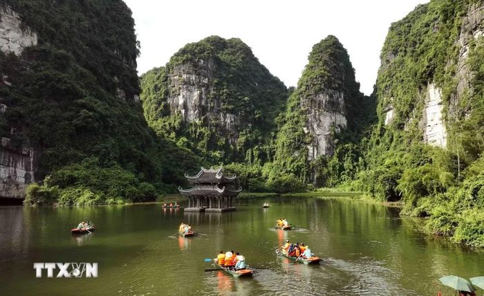 Khu du lịch Tràng An là địa điểm du lịch hấp dẫn du khách khi đến với Ninh Bình. (Ảnh: Vũ Sinh/TTXVN)