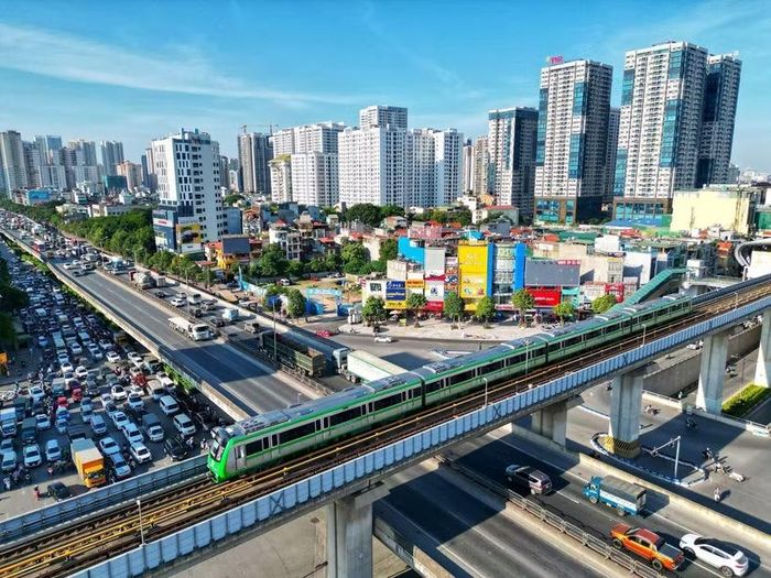 Tuyến đường sắt đô thị Cát Linh-Hà Đông (Hà Nội)-tuyến đường sắt đô thị đầu tiên của cả nước trở thành phương tiện đi lại hằng ngày của đông đảo người dân Thủ đô. (Ảnh: Tuấn Anh/TTXVN)