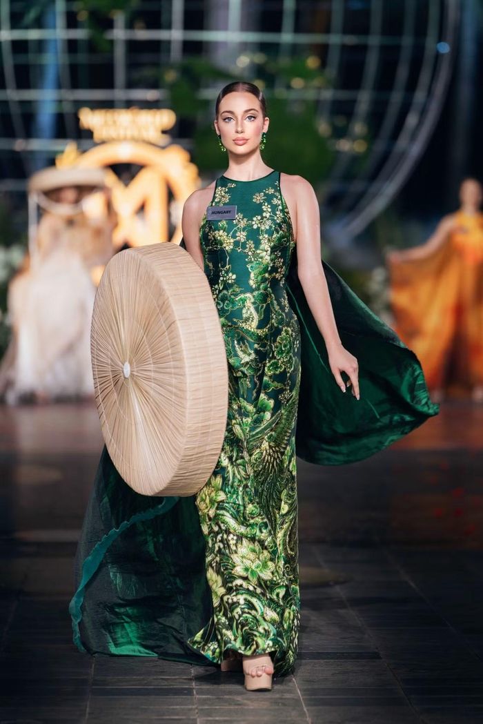 Nhà tạo mẫu đưa áo yếm vào những phom dáng đương đại, kết hợp lụa, satin, voan, gấm cùng kỹ thuật draping, cắt cúp và đính kết thủ công. (Ảnh: BTC)