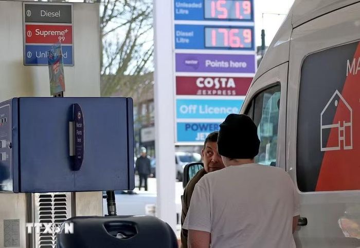 Người dân mua xăng tại trạm xăng ở London, Anh. (Ảnh: THX/TTXVN)