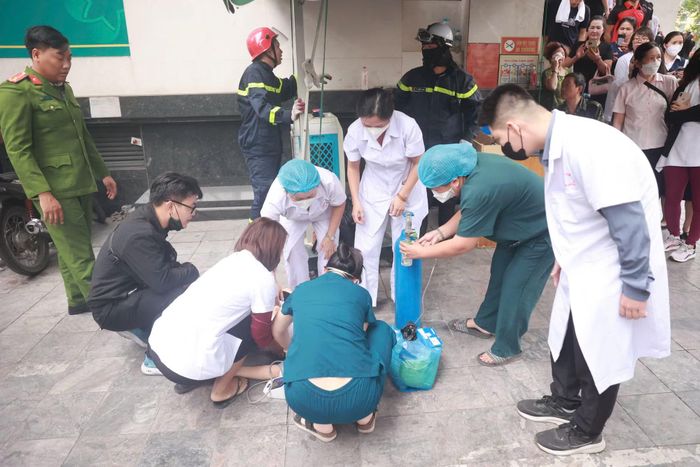 Sơ cứu cho nạn nhân một vụ hỏa hoạn. (Ảnh: Hoài Nam/Vietnam+)