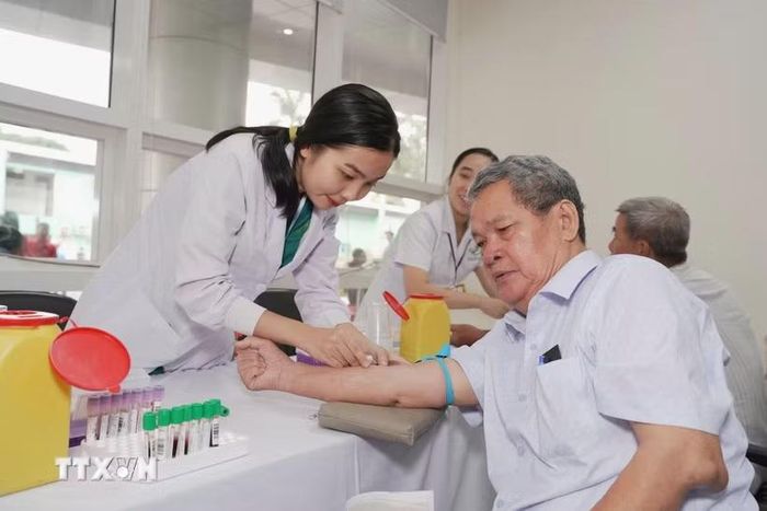 Nhân viên y tế Bệnh viện Quân y 175 kiểm tra sức khỏe cho người có công trên địa bàn phường Hạnh Thông. (Ảnh: Đinh Hằng/TTXVN)