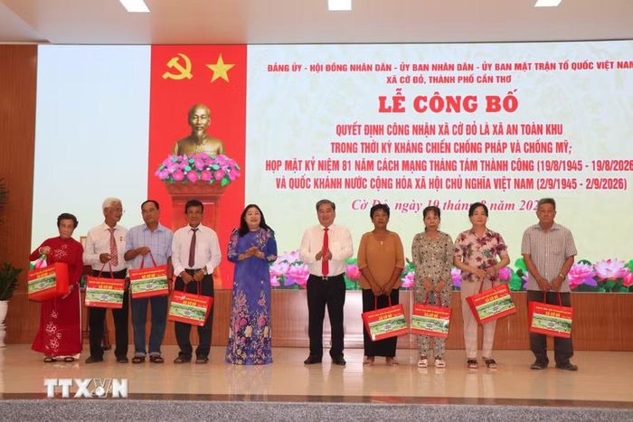 Lãnh đạo thành phố Cần Thơ tặng quà cho các gia đình chính sách trên địa bàn xã Cờ Đỏ. (Ảnh: Thu Hiền/TTXVN)