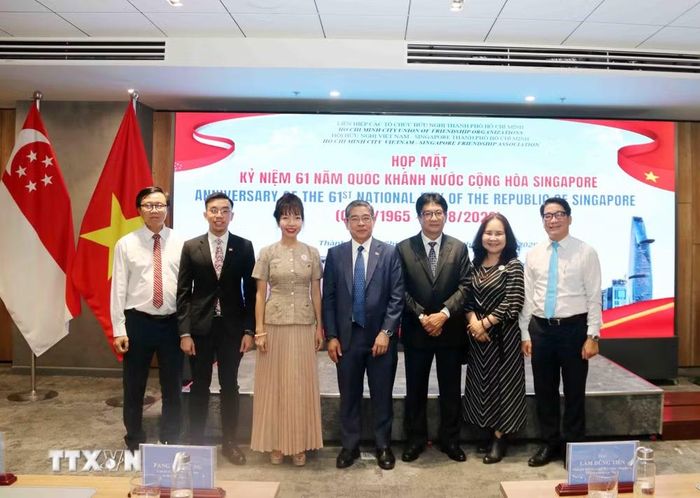Ông Lâm Dũng Tiến (thứ 3 từ phải sang), Chủ tịch Hội Hữu nghị Việt Nam-ingapore Thành phố Hồ Chí Minh, và ông Pang Te Cheng (giữa), Tổng Lãnh sự Singapore tại Thành phố Hồ Chí Minh, cùng những người bạn Việt Nam và Singapore sau buổi họp mặt. (Ảnh: Xuân Khu/TTXVN)