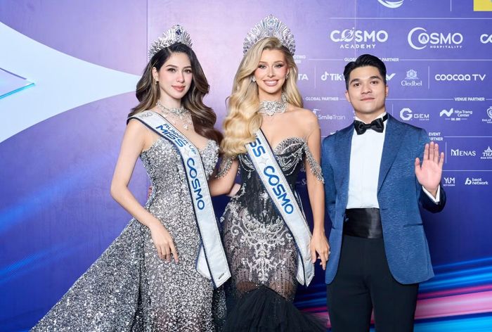 CEO Miss Cosmo, Trưởng ban tổ chức, ông Trần Việt Bảo Hoàng cùng các nhan sắc đã thành công từ mùa giải trước. (Ảnh: CTV/Vietnam+)