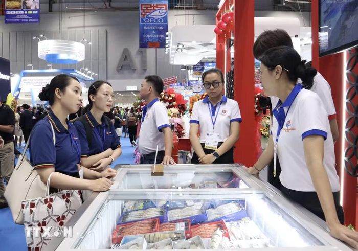 Khách mua hàng tìm kiếm nguồn cung tại Vietfish 2026. (Ảnh: Xuân Anh/TTXVN)