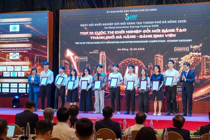 Trao giải top 10 ý tưởng khởi nghiệp đổi mới sáng tạo (nhóm sinh viên). (Ảnh: Thanh Phong/Vietnam+)