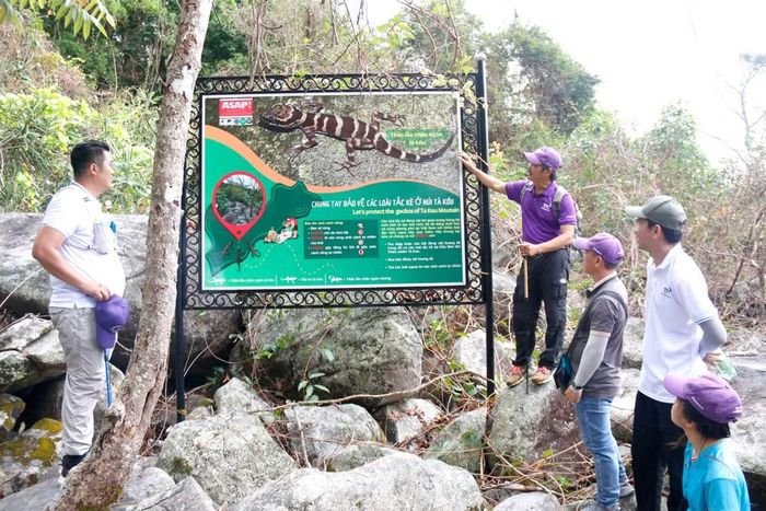 Trên cung đường chinh phục đỉnh Nọc Trù trên núi Tà Kóu, du khách sẽ bắt gặp những tấm pano kêu gọi bảo vệ các loài động vật hoang dã trên núi. (Ảnh: Nguyễn Thanh/TTXVN)