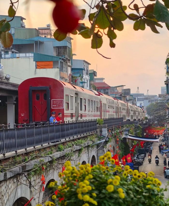 Du lịch đường sắt đã trở thành một sản phẩm có sức hấp dẫn của Thủ đô. (Ảnh: CTV/Vietnam+)
