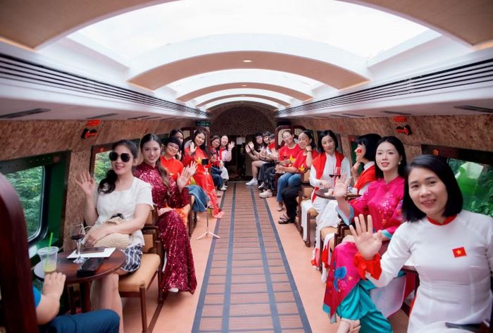 Du khách trải nghiệm chuyến tàu đặc biệt từ Hà Nội đến Bắc Ninh. (Ảnh: CTV/Vietnam+)