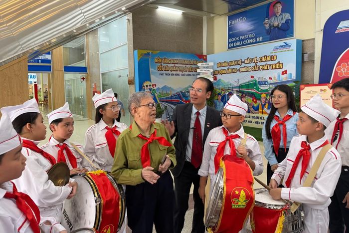Chuyến tàu có sức hấp dẫn mọi lứa tuổi. (Ảnh: CTV/Vietnam+)