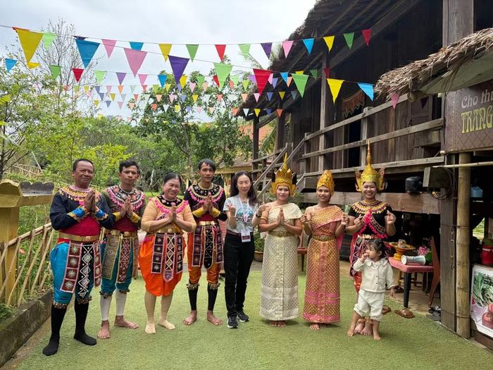 Du khách tìm hiểu đời sống đồng bào Khmer. (Ảnh minh họa: CTV/Vietnam+)