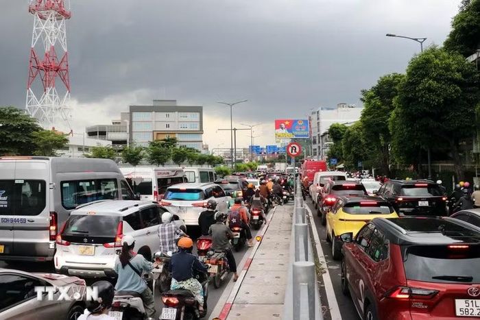Hàng dài phương tiện nối đuôi nhau hướng về Nhà ga T3 - sân bay Tân Sơn Nhất ngày 29/8/2025. (Ảnh: Tiến Lực/TTXVN)
