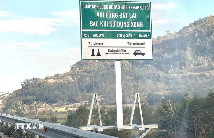 Một vị trí tại dải dừng khẩn cấp trên tuyến cao tốc Chí Thạnh-Vân Phong (qua tỉnh Đắk Lắk) bị mất cắp chóp nón và biển cảnh báo chướng ngại vật. (Ảnh: Tường Quân/TTXVN)