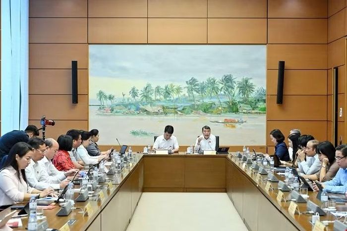 Các Đại biểu Quốc hội thảo luận tại Tổ 11 gồm Đoàn Đại biểu Quốc hội các tỉnh, thành phố: Hải Phòng và Quảng Ngãi. (Ảnh: Media Quốc hội)