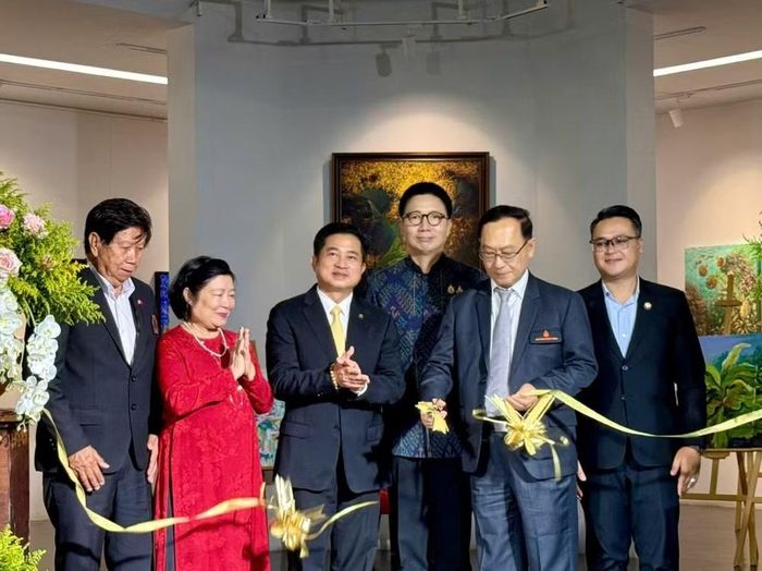 Các đại biểu thực hiện nghi thức cắt băng khai mạc Triển lãm Hội hoạ Việt Nam - Thái Lan. (Ảnh: PV/Vietnam+)