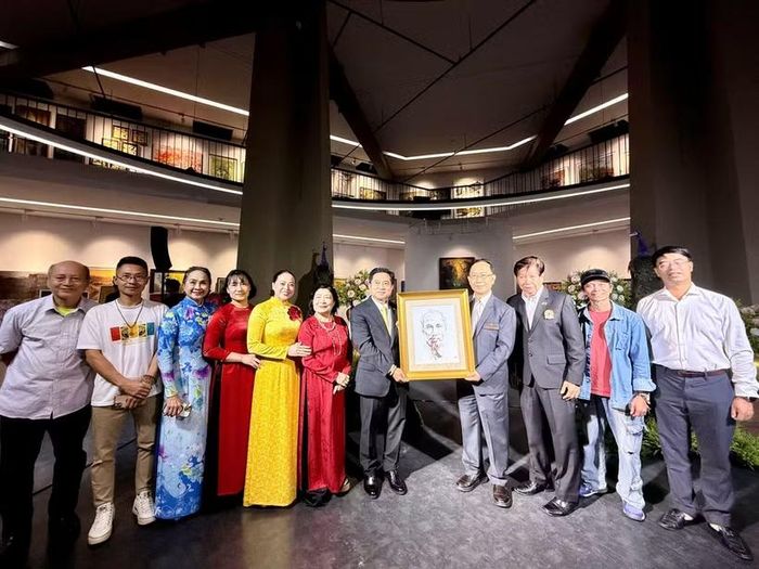 Tổng Lãnh sự Đinh Hoàng Linh thay mặt đoàn Việt Nam trao tặng tranh Bác Hồ cho PGS TS Charnchai Panthongviriyakul, Hiệu trưởng trường Đại học Khon Kaen. (Ảnh: PV/Vietnam+)