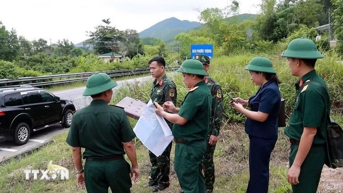 Khảo sát phía bắc đèo Phước Tượng, thuộc địa bàn thôn Phước Tượng, xã Phú Lộc, thành phố Huế. (Ảnh: Mai Trang/TTXVN)