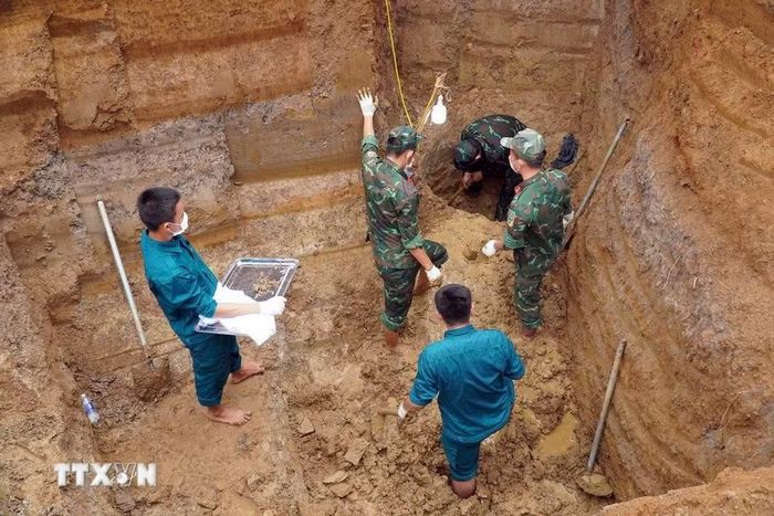 Lực lượng tìm kiếm, quy tập hài cốt liệt sỹ của Bộ Tư lệnh Thành phố Hồ Chí Minh thực hiện nhiệm vụ tại ấp Lan An 3, xã Thường Tân. (Ảnh: TTXVN phát)