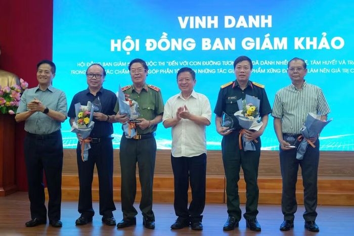 Ban Tổ chức tặng hoa tri ân Hội đồng Ban giám khảo cuộc thi. (Ảnh: PV/Vietnam+)
