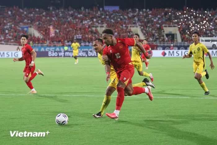 Đến những phút cuối, Xuân Son 'kết liễu' đối thủ với pha dốc bóng tốc độ bên hành lang cánh trái trước khi dứt điểm tung lưới Malaysia. (Ảnh: Nhật Minh/Vietnam+)