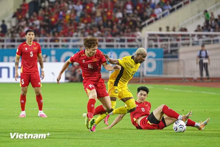 Khác với trận lượt đi, Sumareh đã gặp nhiều khó khăn hơn khi Hoàng Đức (số 14) chủ động lùi về hỗ trợ phòng ngự. (Ảnh: Việt Anh/Vietnam+)