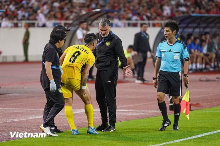 Tiền vệ trụ cột của Malaysia là Aguero gặp chấn thương và phải sớm rời sân. (Ảnh: Việt Anh/Vietnam+)