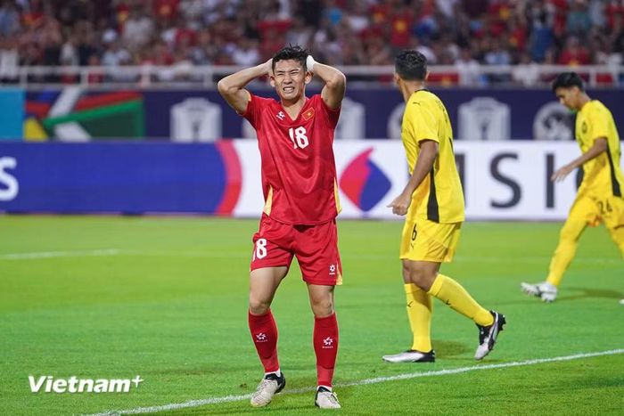 Ngay đầu trận, Hai Long đã có tình huống đưa bóng vào vòng cấm nhưng Hoàng Hên đã không thể tận dụng để mở tỷ số trận đấu. (Ảnh: Việt Anh/Vietnam+)
