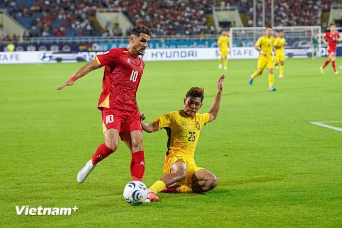 Các hậu vệ Malaysia phòng ngự quyết liệt để ngăn cản những chân sút bên phía đội tuyển Việt Nam. (Ảnh: Việt Anh/Vietnam+)