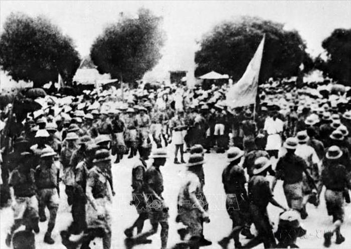 Ngày 14/8/1945, Tổng bộ Việt Minh ra Lời hiệu triệu quốc dân đồng bào nêu rõ: “Phát xít Nhật đã đầu hàng Đồng Minh, quân đồng minh sắp vào Đông Dương, giờ Tổng khởi nghĩa đã điểm. Trước cơ hội có một không hai, toàn thể dân tộc ta phải đem hết lực lượng, dùng hết can đảm, bao quanh đạo quân Giải phóng Việt Nam, mang xương máu ra đánh đuổi giặc Nhật, đổi lấy tự do, hạnh phúc cho nhân dân”. Trong ảnh: Ngày 14/8/1945, đội du kích Ba Tơ tiến về thị xã Quảng Ngãi, cùng nhân dân khởi nghĩa giành chính quyền. Ảnh: TTXVN